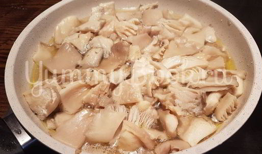 вешенки с жареной картошкой