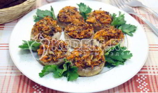 запеченные шампиньоны с овощами