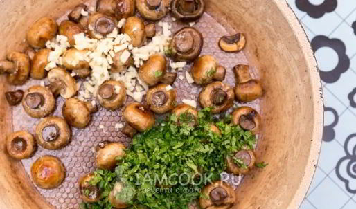 жареные шампиньоны с чесноком и кинзой