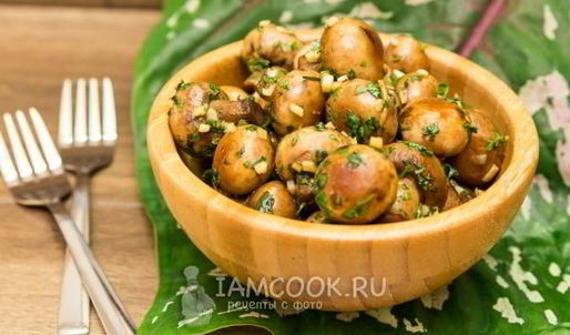 жареные шампиньоны с чесноком и кинзой