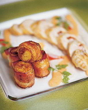 Гуляш из филе курицы с креветками и бананами, обжаренными в беконе