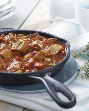 Гуляш из говядины с томатной пастой