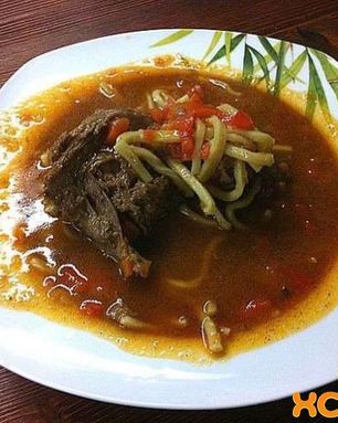 Гуляш из гуся в казане на природе