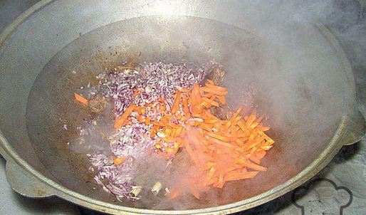 гуляш из гуся в казане на природе