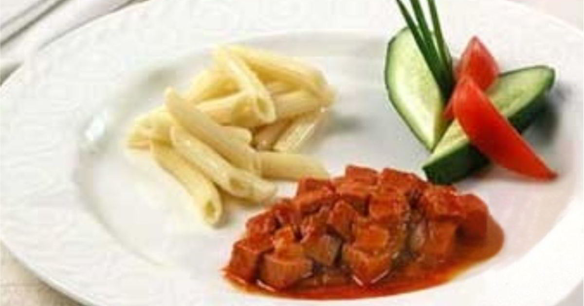 Гуляш с колбасой. Гуляш из колбасы. Сардельки с гарниром. Подлива с колбасой. Гуляш из копчёной колбасы.