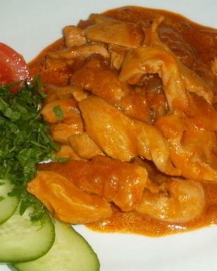 Рецепт гуляша из куриного филе с овощами и сметаной