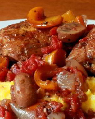 Гуляш из курицы с грибами