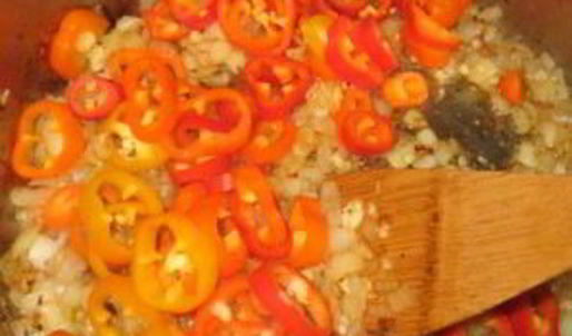 гуляш из курицы с грибами