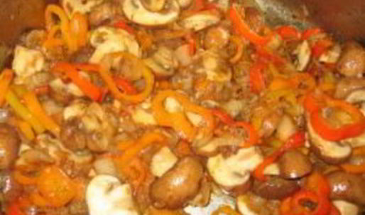 гуляш из курицы с грибами