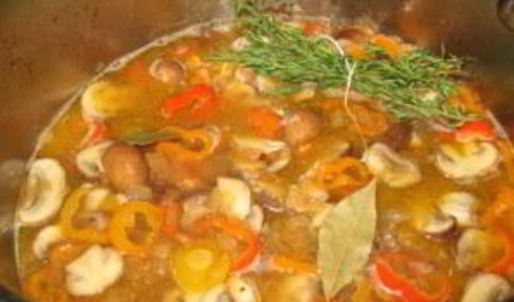 гуляш из курицы с грибами