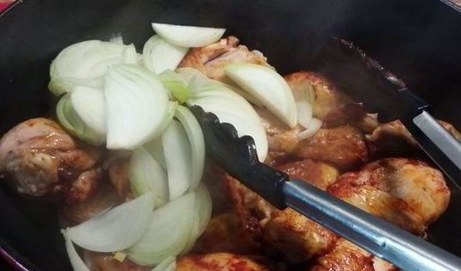 гуляш из курицы со свежей капустой