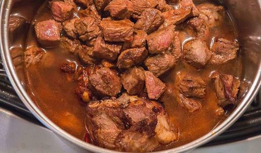 гуляш из мяса с клецками