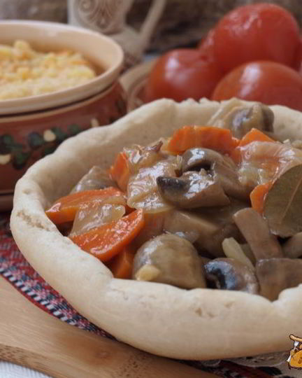 Рецепт гуляша из шампиньонов с луком и морковью