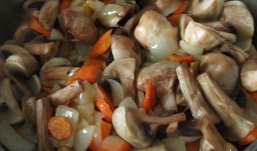 гуляш из шампиньонов с луком и морковью