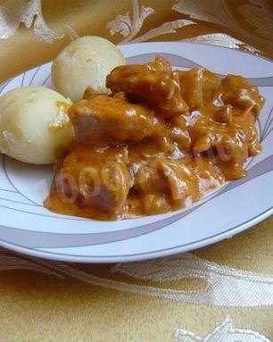 Гуляш из свинины со сметаной