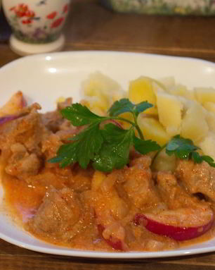 Гуляш с яблоком