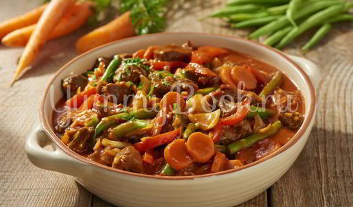 гуляш с зеленой фасолью и овощами