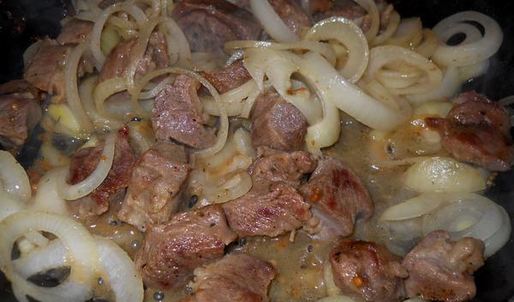 гуляш телячий в томатном соусе