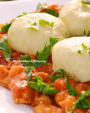 Картофельные клецки с гуляшом из свинины