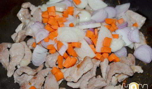 картофельные клецки с гуляшом из свинины