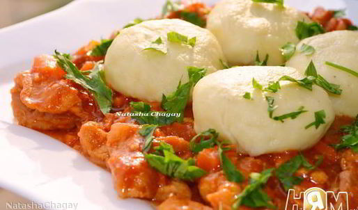 картофельные клецки с гуляшом из свинины