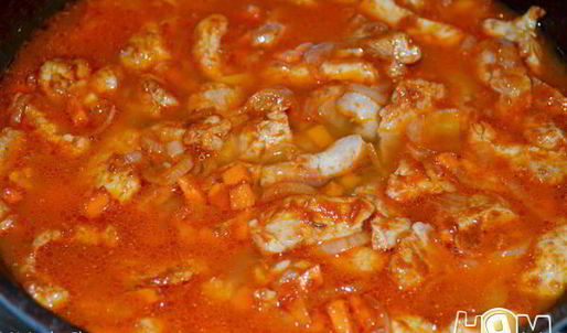 картофельные клецки с гуляшом из свинины