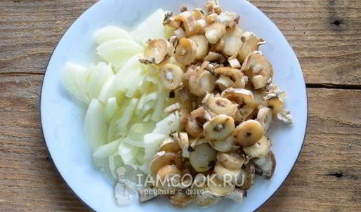 куриный гуляш с грибами в соусе