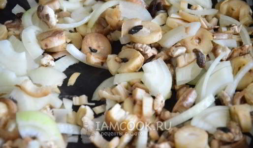 куриный гуляш с грибами в соусе