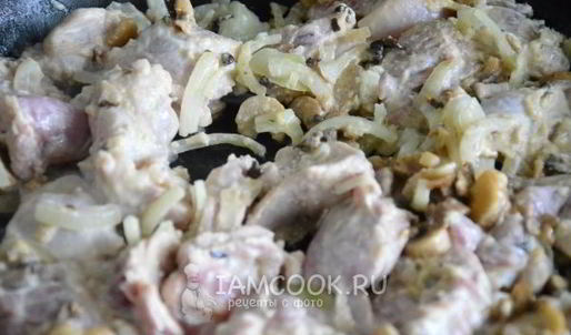 куриный гуляш с грибами в соусе