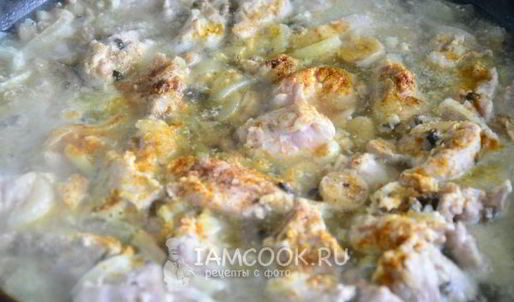 куриный гуляш с грибами в соусе