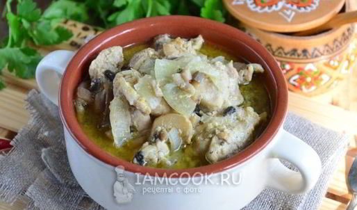 куриный гуляш с грибами в соусе