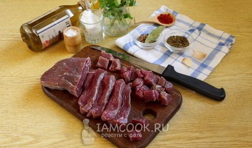 пряный гуляш из говядины на сковороде