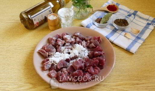 пряный гуляш из говядины на сковороде