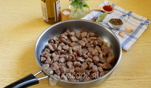 пряный гуляш из говядины на сковороде