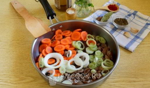 пряный гуляш из говядины на сковороде