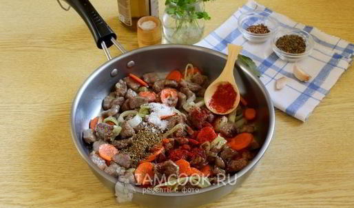 пряный гуляш из говядины на сковороде