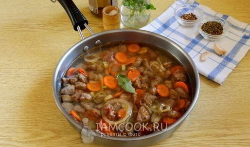 пряный гуляш из говядины на сковороде