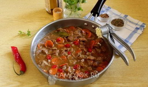 пряный гуляш из говядины на сковороде