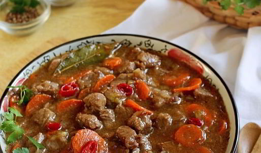 пряный гуляш из говядины на сковороде