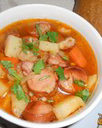 Сытный гуляш с сосисками и грудинкой