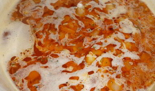 сытный гуляш с сосисками и грудинкой