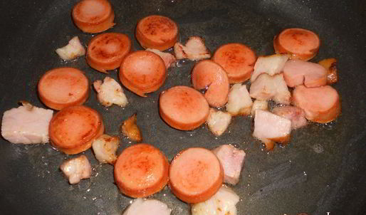 сытный гуляш с сосисками и грудинкой