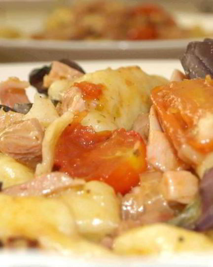 Рецепт картофельных ньокков с помидорами черри и копченой курицей