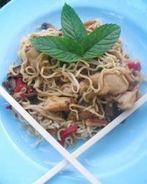 Китайская лапша с курицей и овощами