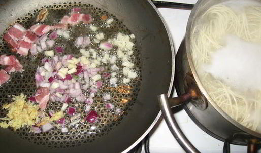 корейская лапша с беконом, мидиями и вешенками