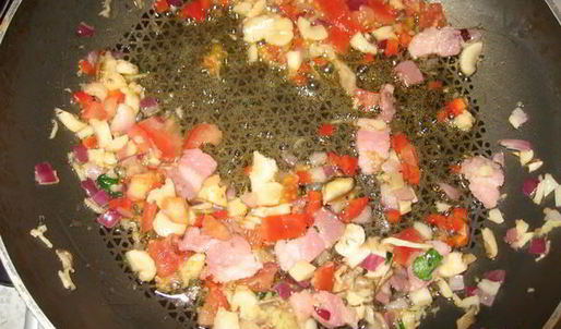 корейская лапша с беконом, мидиями и вешенками