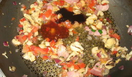 корейская лапша с беконом, мидиями и вешенками