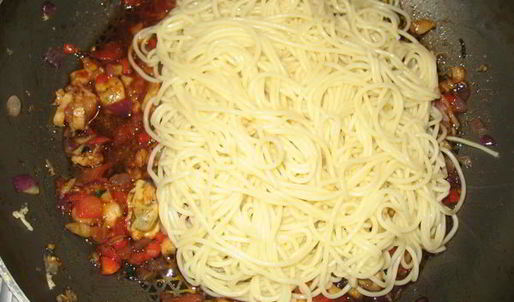 корейская лапша с беконом, мидиями и вешенками