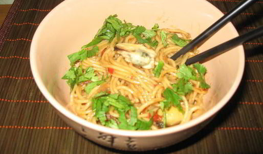 корейская лапша с беконом, мидиями и вешенками