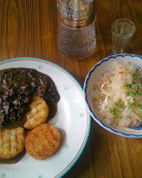 Картофельные котлеты с грибной подливкой